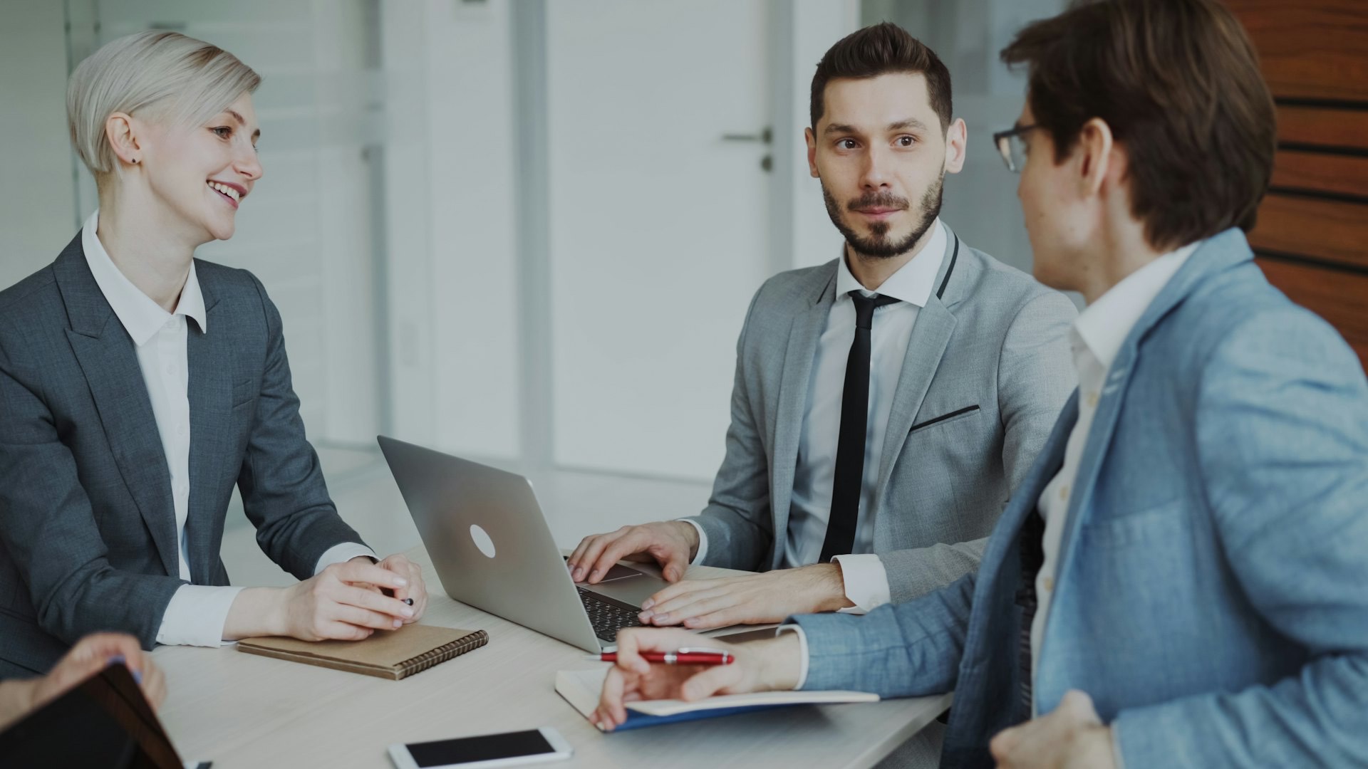 Equipo de trabajo en una reunión de negocios
