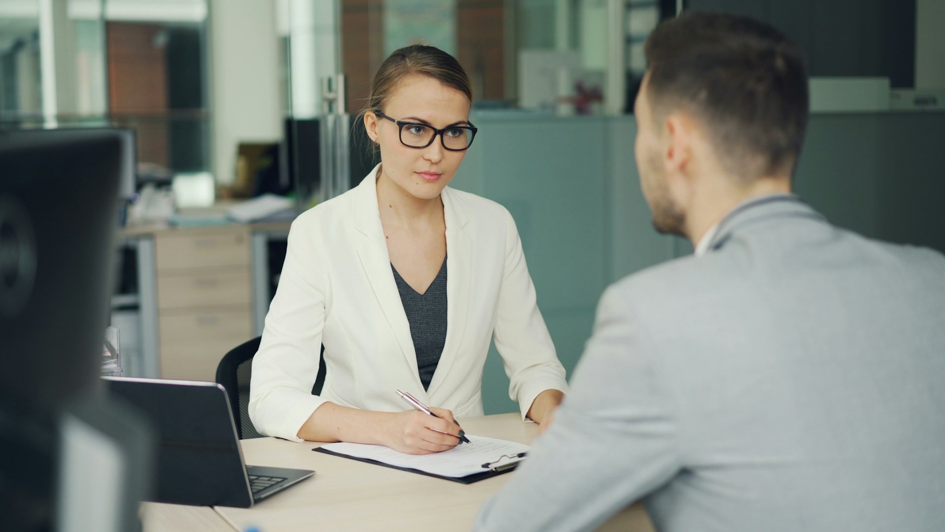 Entrevista de trabajo en una oficina