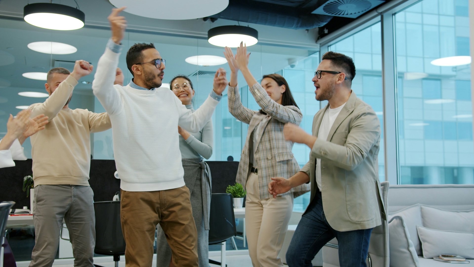 Equipo celebrando un logro en la oficina